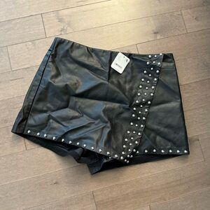 NEW NEVER WORN Black Studded Leather Women Shorts - screamin’ deal